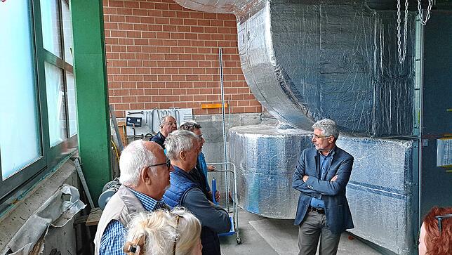 Im „spacigen“ Lüftungsraum der Sporthalle – alles neu für frische Luft und sauberen Luftaustausch – Vor allem in Hinblick auf ...