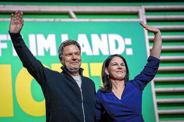 Robert Habeck und Annalena Baerbock (Bündnis 90/Die Grünen), winken beim Programmparteitag ihrer Partei den Delegierten zu.