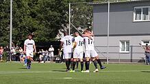 Die Kicker vom Türkischen SV Konstanz feiern das 4:0.