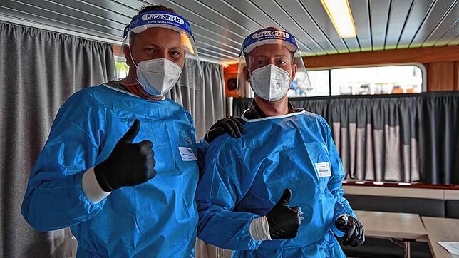 Marco Lorenz (links) und Marco Dörr sind auf dem Corona-Schnelltestschiff Milan im Einsatz.