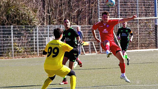 Mit seinem eleganten Heber über Torhüter Ricco Schmeh sorgte Konstantin Hahn für das 4:0 des SC Konstanz-Wollmatingen. Die Gastgeber ...