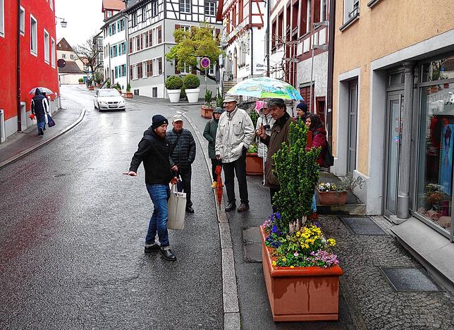 Die Aufkircher Straße im historischen Dorf bietet allen Verkehrsteilnehmern wenig Platz.