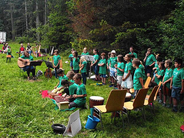 Bei der Veranstaltung „Klingender Wald“ wirkten auch die Grundschulkinder aus Dachsberg in großer Zahl mit.