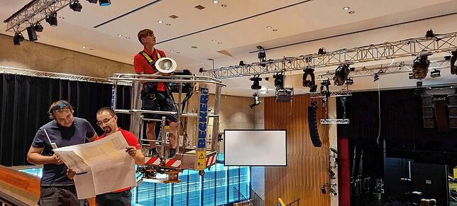 Sie setzten im Sommer 2022 den den Saal der Stadthalle ins richtige Licht: Markus Brodbeck von der KTS zusammen mit Christian Hug und ...