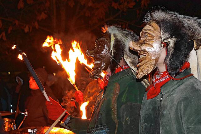 Die Fährigeister erleuchteten mit ihren Fackeln die Murger Mitte.