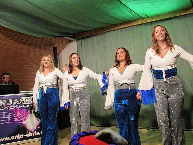 Die ABBA-Gruppe bei ihrer Tanzvorführung.