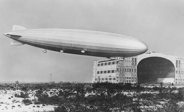 LZ 126 in Lakehurst. Im hintergrund die riesige Luftschiffhalle. Die Amerikaner hatten bereits Erfahrungen mit Starrluftschiffen gesammelt.