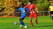 Sam Samma (links, FCN) im Zweikampf mit Florian Hofmann (FCL)