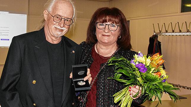 Nach einem Schlaganfall 1999 selbst betroffen, kämpfte sich Oswald Ammon (im Bild mit seiner Frau Ingrid) zurück &bdquo;in sein zweites ...