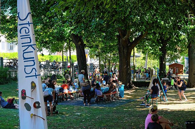 Auf viel Platz bietet die Aktionswiese zahlreiche Werkstätten vor allem für Kinder.