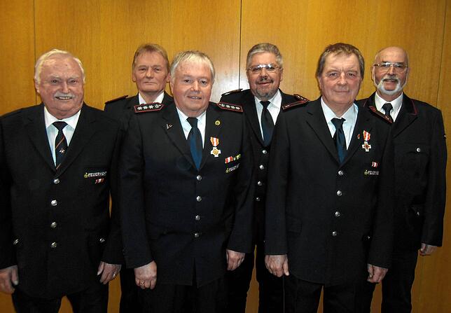 Als jahrzehntelange Feuerwehrleute der Abteilungen Wehr und Öflingen wurden von der Stadt geehrt (von links): Heinz Zimmerman (Öflingen, ...
