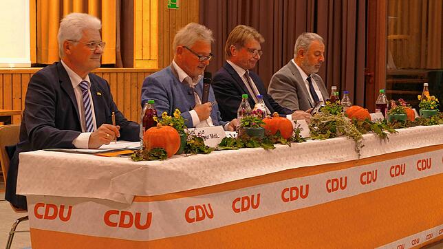 Das Tagungspräsidium beim 45. Kreisparteitag besteht aus (von links) Klaus Burger, Lothar Riebsamen, MdB Thomas Bareiß, Alfred Bücheler. ...