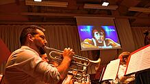 Mit zu den Höhepunkten zählte der musikalische Show-Down zum Thema „Rocky“ beim Jahreskonzert des Musikvereins Dossenbach. Bild: Heinz ...