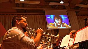 Mit zu den Höhepunkten zählte der musikalische Show-Down zum Thema „Rocky“ beim Jahreskonzert des Musikvereins Dossenbach. Bild: Heinz ...
