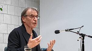 Wolfgang Schorlau bei der Lesung in Singen. Bild: Hubertus Bippus