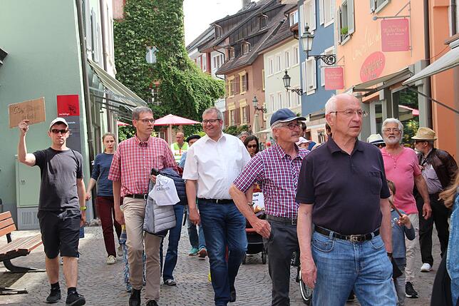 Auch Umweltreferent Ralf Däubler (Mitte, links) und Bürgermeister Alexander Guhl (Mitte, rechts) marschierten mit.