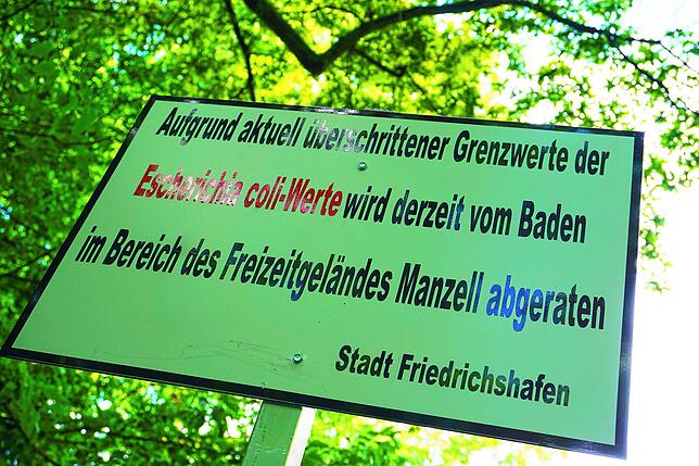 Das Schild am Eingang zum Freizeitgelände informiert bei Bedarf darüber, wenn die Grenzwerte für Keime im Wasser überschritten sind.