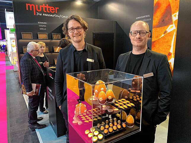 Schmuckstücke aus Krokant: Jens und Rafael Mutter auf ihrem Messestand bei der 50. Internationalen Süßwarenmesse in Köln. Bild: Justus ...