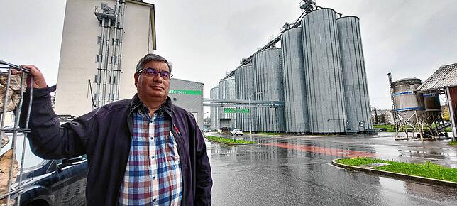 Regionalleiter Edgar Isele vom von der ZG Raiffeisen steht im Frühjahr 2023 vor den riesigen Getreidesilos in Donaueschingen. Damals ...