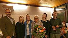 Gemeinschaftsleiter Andreas Blossei (links) überreicht Ida Tröndle, Gründerin der Albbrucker Siedler-Girls, Blumen. Mit ihr freuen sich ...