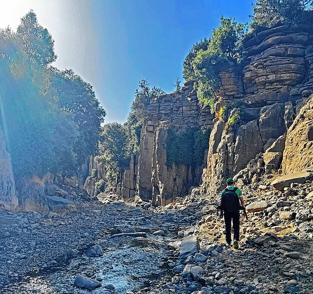 Roland Hilgartner unterwegs in einem Tal in der Provinz Béni Mellal-Khénifra im Mittleren Atlasgebirge in Marokko.