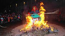 Bild : Schaurige Akrobatik: So fliegen die Urhexen übers lodernde Hexenfeuer