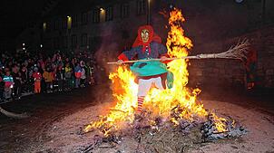 Bild : Schaurige Akrobatik: So fliegen die Urhexen übers lodernde Hexenfeuer