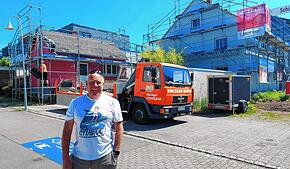 Sie werden „das rote und das blaue Haus“ genannt: Die beiden Gebäude an der Wollmatinger Straße 52 stehen zum Verkauf. Immobilienexperte ...