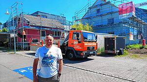 Sie werden „das rote und das blaue Haus“ genannt: Die beiden Gebäude an der Wollmatinger Straße 52 stehen zum Verkauf. Immobilienexperte ...
