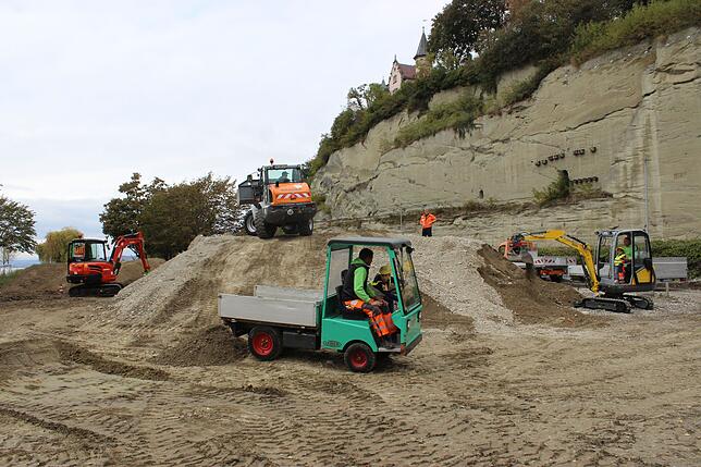 Nein, kein Sandkasten, sondern eine richtige Baustelle. Die Kinder beim Türöffnertag auf dem Landesgartenschau-Gelände.