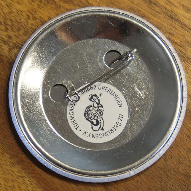 Wer sicher gehen möchte, dass er ein Produkt der Narrenzunft Überlingen kauft, sollte darauf achten, dass darauf das Logo zu finden ist.