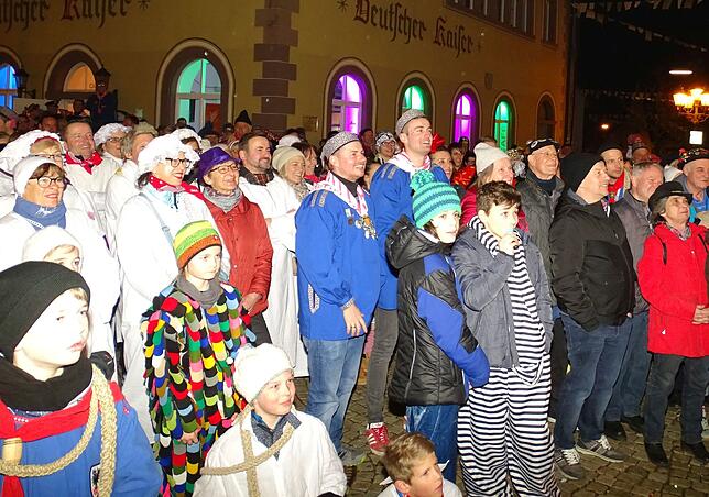 Gespannt wartet die Narrenschar auf das strenge Urteil der Gerichtsbarkeit.