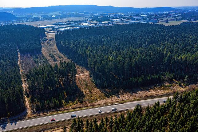Das Luftbild zeigt die Schneise für die geplante Ostanbindung Schwenningens durch den Schopfelenwald. Im Vordergrund die B 523, die ...