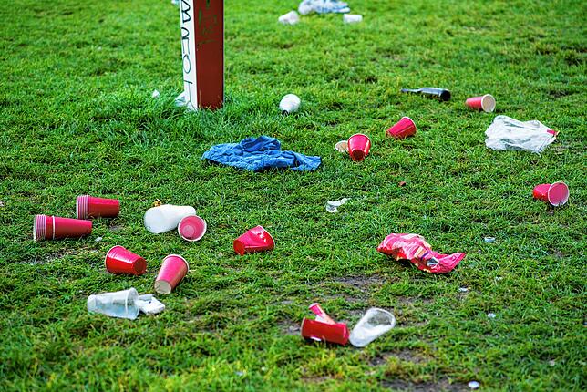 Der Tag danach: Becher zum Spielen von Beer-Pong und andere Überbleibsel des Vorabends liegen im Park herum.
