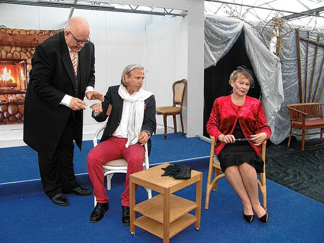 Konrad Adams, Johannes Haag und Sonja Reichelt (von links) im Einakter „Der Hund im Hirn“.