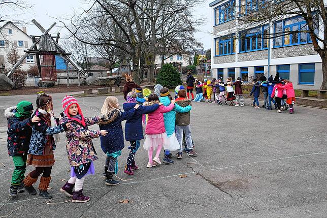 Die Klassen feiern gemeinsam, mischen sich aber nicht.