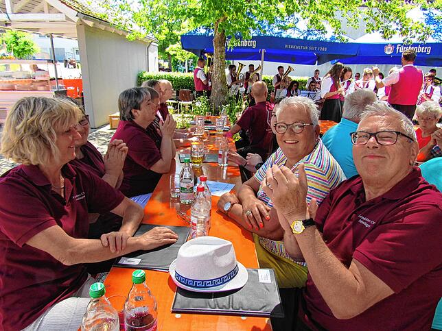 Dorfplatzfest im Schatten.