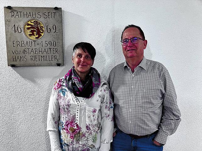 Christiane Krieger (Leiterin Ordnungsamt) und Jürgen Bertsche (Leiter Hauptamt) freuen sich über den gelungenen Start des ...