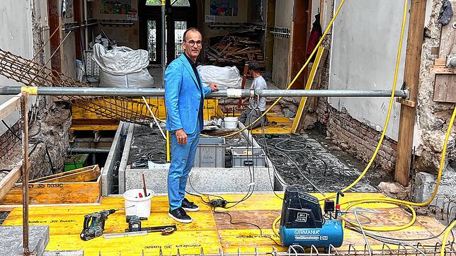 Bürgermeister Jörg Frey macht sich ein Bild vom neuen Aufzugsschacht im alten Schulhaus, das nach dem Umbau die ärztliche Versorgung ...