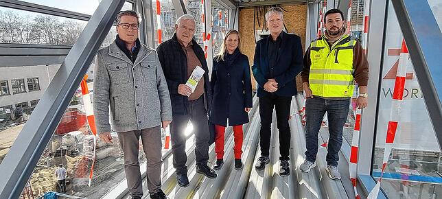Eine gläserne Brücke verbindet Alt- und Neubau von St. Michael. Auf der dortigen Baustelle geht es voran. Das freut: Martin Böhm (von ...