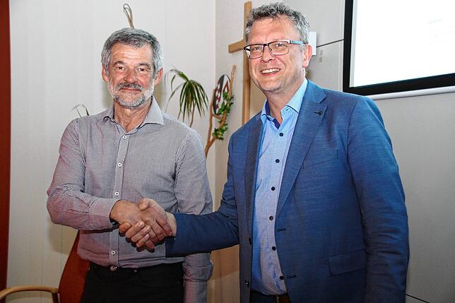 In seiner letzten Gemeinderatssitzung als Hauptamtsleiter dankte Bürgermeister Joachim Grüner (rechts) Michael Wenzler.
