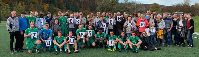 Die Spieler der SG Riedöschingen-Hondingen und die Zuschauer solidarisieren sich mit Jugendtrainer Buba Jaiteh, der abgeschoben werden soll.