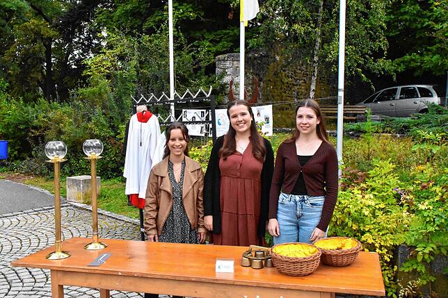 Emma Sauer, Lilian Sauer und Alena Jäger (von links) sind drei der fast dreißig Ministranten in Steißlingen. Sie freuen sich, dass trotz ...