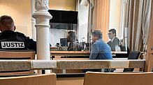 Auch am vorletzten Verhandlungstag sitzt der mutmaßliche Messerstecher auf der Anklagebank des Schwurgerichtssaals im Ravensburger ...