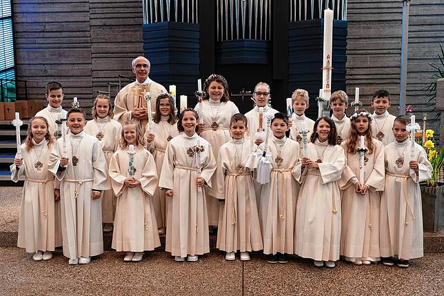 Bei der Kommunion der Kirche St. Johann Baptist in Tennenbronn: Vordere Reihe von links nach rechts: Johanna Klausmann, Leon Schülgen, ...