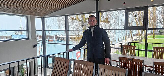 Durch die großen Glasfronten fällt der Blick auf Yachthafen und Schiffsanlegestelle.