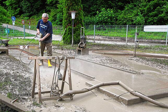 Dimitrios Papasoglou rückt dem Schlamm mit dem Hochdruckreiniger zu Leibe.