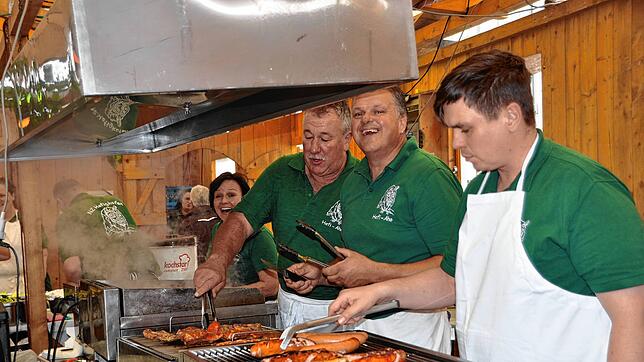 In der Hütte der Narrenzunft Hefigkofen werden die Würste in Akkordarbeit auf dem Grill gedreht und gebrutzelt. Bilder: Andreas Lang
