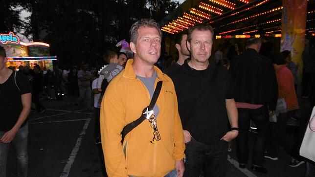 Bis tief in die Nacht auf Streife über die Seehasen-Festmeile: Peter Miller (links) und Rolf Salzwedel von der Friedrichshafener Polizei.