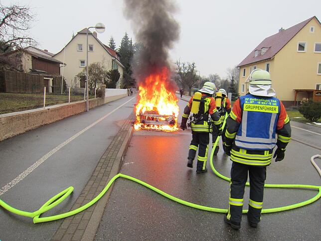 Ein Auto geriet in Gottmadingen in der Hilzingerstraße in Vollbrand.